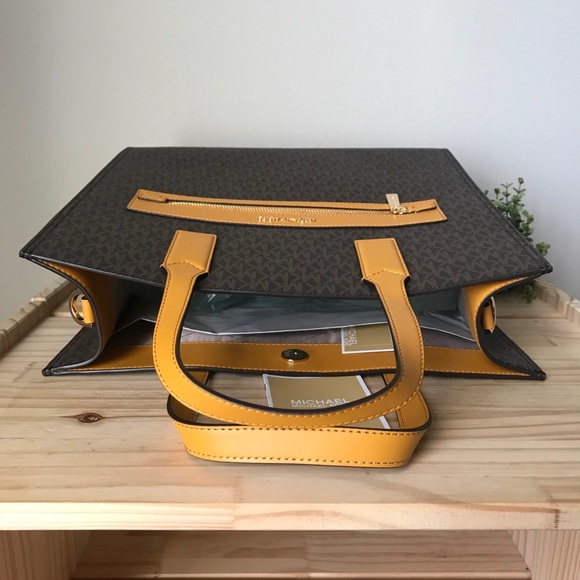 🌼Michael Kors Purse - Picture 9 of 11